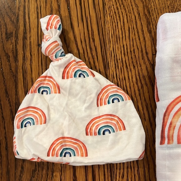 NEW RAINBOW BLANKET AND BABY HAT AND UNTIED BOW - Picture 9 of 10